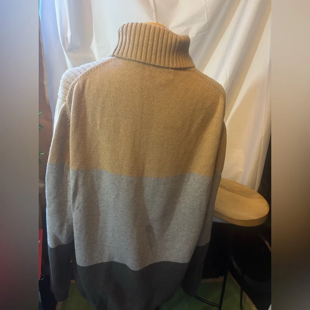Colorblock Turtleneck Sweater - Picture 2 of 3